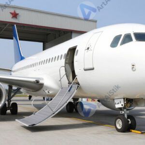 Самолёт на стоянке у ангара