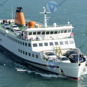 Паром перевозит пассажиров и автомобили