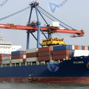 Грузовое судно разгружается краном в контейнерном терминале.