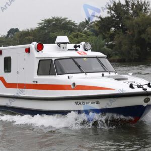Катер скорой помощи с сиреной мчится по реке.
