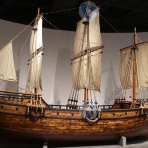 Старый деревянный корабль с канатами и парусами