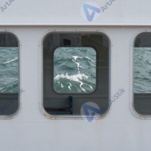 Иллюминаторы корабля на уровне воды