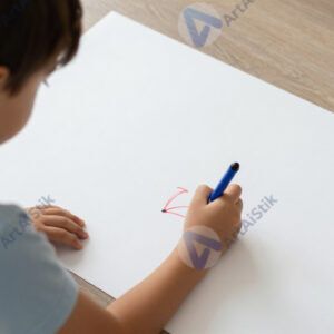 Ребёнок сидит на полу и рисует фломастерами большой лист.