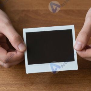 Руки держат полароидные снимки над деревянным столом.