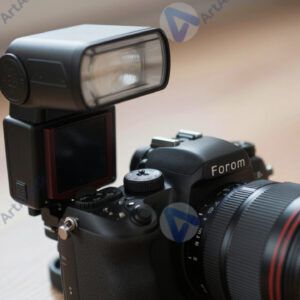 Камера на стабилизаторе снимает блогера в движении.