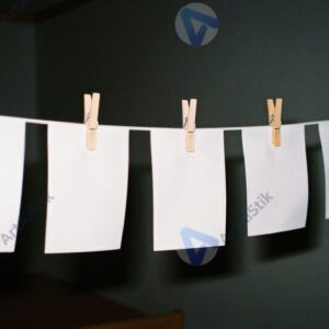 Фотоаппарат с присоединённой вспышкой на горячем башмаке.