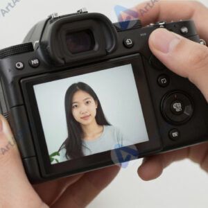 Фотоплёнка сохнет на прищепках в тёмной комнате.