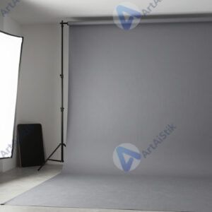 Фотограф показывает клиенту снимки на экране камеры.