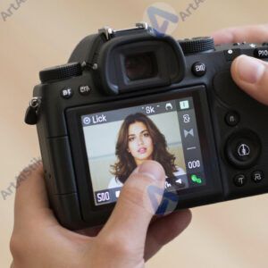 Фотограф настроивает баланс белого в меню камеры.