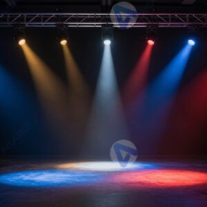 Зал с чёрным фоном и цветными гелевыми прожекторами