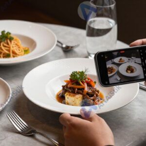 Фотограф снимает еду для меню ресторана