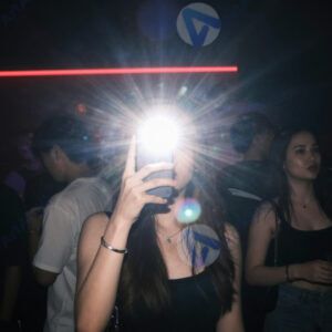 Снимок со вспышкой в ночном клубе