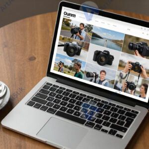 Фотограф за ноутбуком отбирает кадры