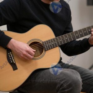 Музыкант играет на акустической гитаре