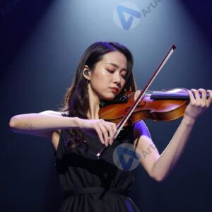 Скрипачка на сцене