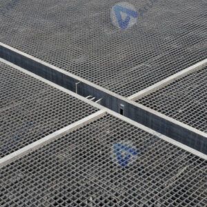 Пересекающиеся сетки под углом образуют сложный геометрический фон.