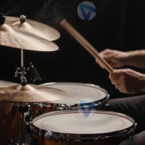 Барабанщик бьёт по тарелке