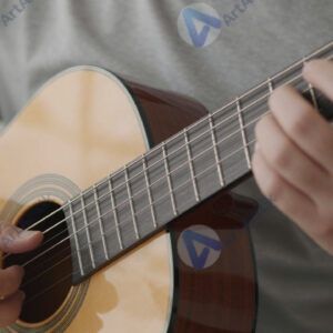 Руки на грифе классической гитары