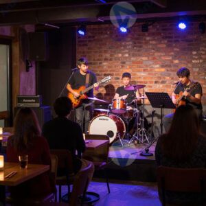 Группа играет на маленькой сцене кафе