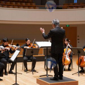 Дирижёр и оркестр во время репетиции