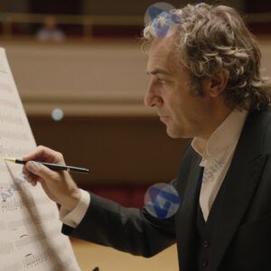 Маэстро наклоняется к партитуре