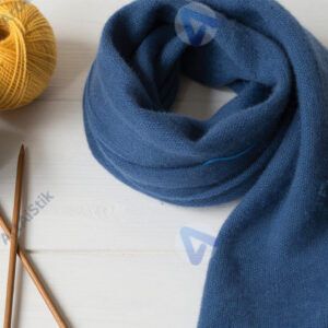 Клубки пряжи и спицы на столе