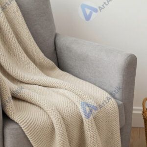 Вязаный плед на кресле