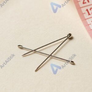 Швейные булавки и сантиметровая лента на разложенной ткани.