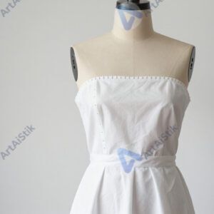 Швейный манекен с частично сшитым платьем.