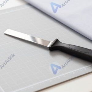 Стол с раскройным ковриком и роликовым ножом для тканей.