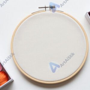 Пяльцы с вышивкой и коробка с нитками