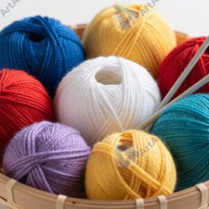 Корзина с разноцветными клубками пряжи и спицами.