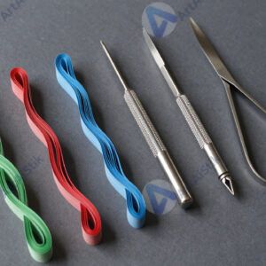 Набор инструментов для квиллинга и закрученные полоски бумаги.