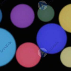 Цветные круги разного размера на чёрном фоне