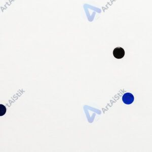 Абстрактные точки и брызги краски на белом холсте.