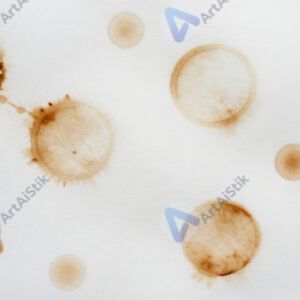 Пятна кофе на бумаге образуют случайный абстрактный узор.