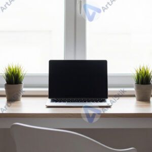 Минималистичный стол у окна