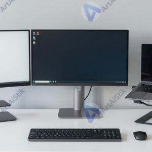 Стол с двумя мониторами и подставкой для ноутбука