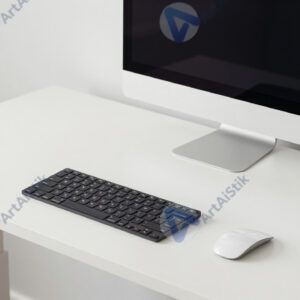 Стойка стоячего рабочего места с ноутбуком и внешней клавиатурой.