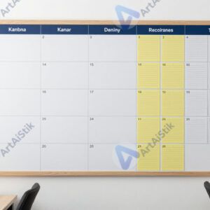 Рабочее место с доской Kanban на стене и карточками задач.