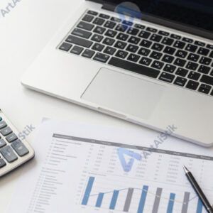 Стол с ноутбуком и финансовыми отчётами