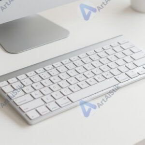 Стол с моноблоком и белой клавиатурой