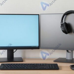 Рабочее место с двумя мониторами и наушниками