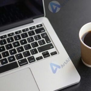 Стол с ноутбуком и бумажной чашкой кофе