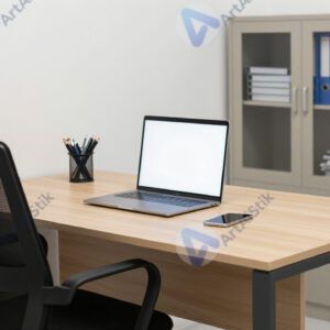 Рабочее место в маленьком кабинете