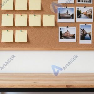 Стол у стены с пробковой доской над ним