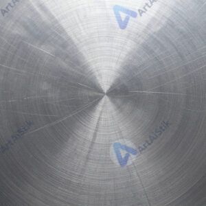 Металлическая поверхность с царапинами и блеском.