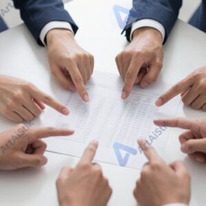 Группа людей обсуждает слайд с бюджетом