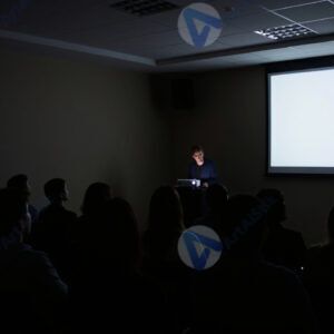 Проектор освещает стену