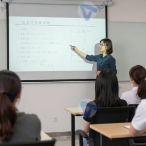 Люди на тренинге смотрят на слайд с упражнением и заданиями.